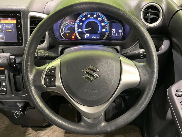 �C���e���A�ɍ��킹���f�U�C���̃X�e�A�����O�́A�^�]�������̂��Ƃ��l���A�^�]���₷���`��A�傫���ł��B�����x�A���ۂɐG���Ă��m���߂��������B