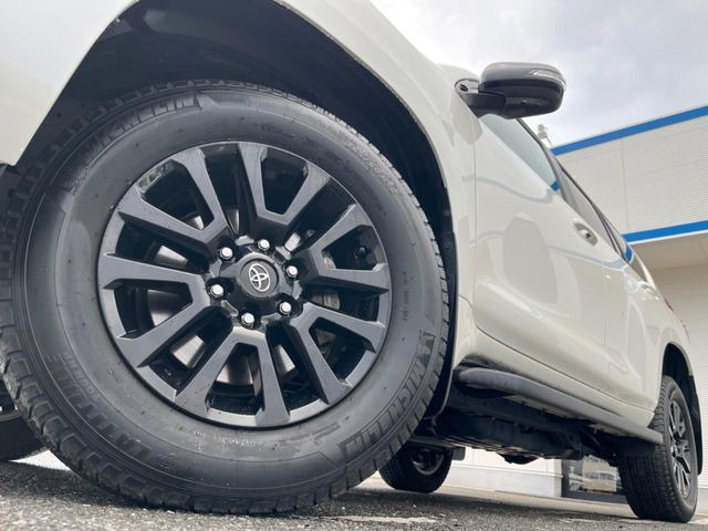 【グレード専用純正18インチアルミホイール】デザイン性の高い純正アルミホイールを装着しております。各種社外アルミホイールや、スタッドレスタイヤも取扱いしております。是非ご相談ください♪