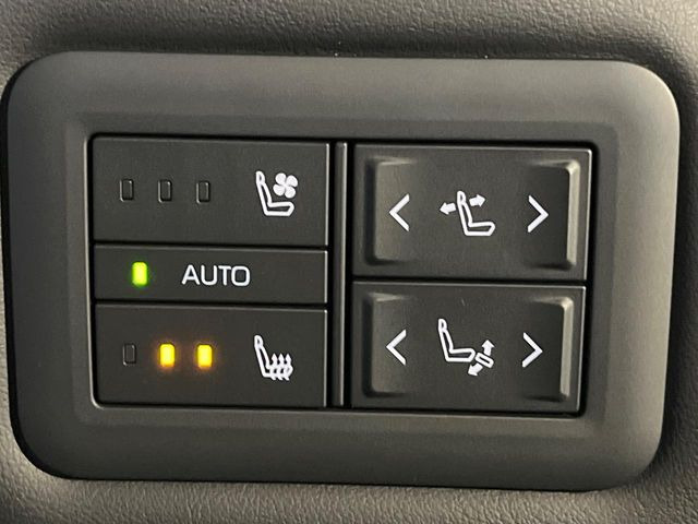 【シートベンチレーション】夏場は涼しい風でお尻や背中の熱やムレを防ぎ、冬はエアコンよりも早く温まってポカポカに!季節を問わず快適に過ごせます。