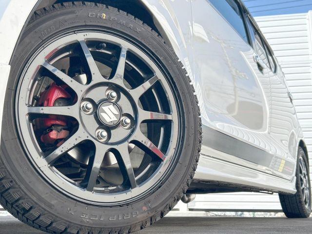 �y����15�C���`�A���~�z�C�[���z�O�ςɃ}�b�`���������A���~�z�C�[���𑕒����Ă���܂��B�e��ЊO�A���~�z�C�[����A�X�^�b�h���X�^�C�����戵�����Ă���܂��B���񂲑��k����������