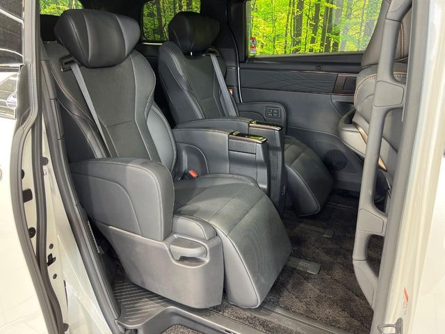 広々とした2列目シートは居住性が高く、居心地も快適!友達や家族とのお出かけにぴったりです。ベビーシートやチャイルドシート使用時も快適にお過ごしいただける十分な空間を確保しています。