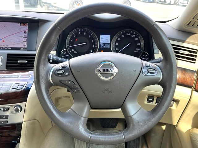 �y�����v�����X�e�A�����O�z�㎿�Ȋv���g�p���邱�ƂŁA��ɂ����������݂ƂĂ��^�]���₷���n���h���ł���