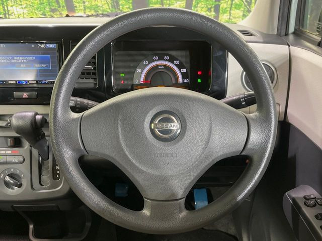 �C���e���A�ɍ��킹���f�U�C���̃X�e�A�����O�́A�^�]�������̂��Ƃ��l���A�^�]���₷���`��A�傫���ł��B�����x�A���ۂɐG���Ă��m���߂��������B