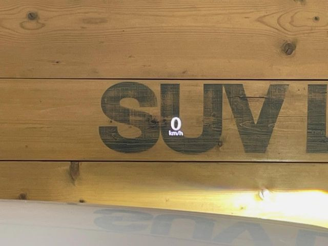 �y�w�b�h�A�b�v�f�B�X�v���C�z���݂̑��x�⑖�s�����f�W�^���\���ŉ^�]�ȑO���̃K���X�ɓ��e!�^�]���A�ڐ������炳���K�v�ȏ����m�F�ł���̂łƂ��Ă��֗��ň��S!