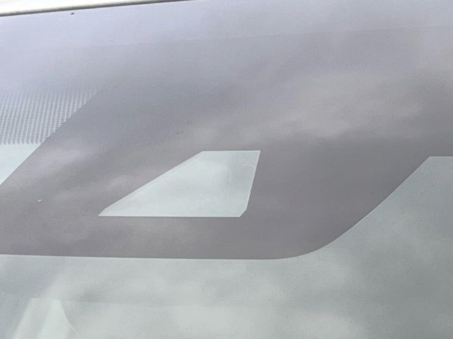 【プリクラッシュセーフティ】前方の車両等を検知し、衝突しそうな時は警報で注意を促し、ブレーキを踏む力をサポート。ブレーキを踏めなかった場合は衝突被害軽減ブレーキが作動、衝突回避をサポートします。