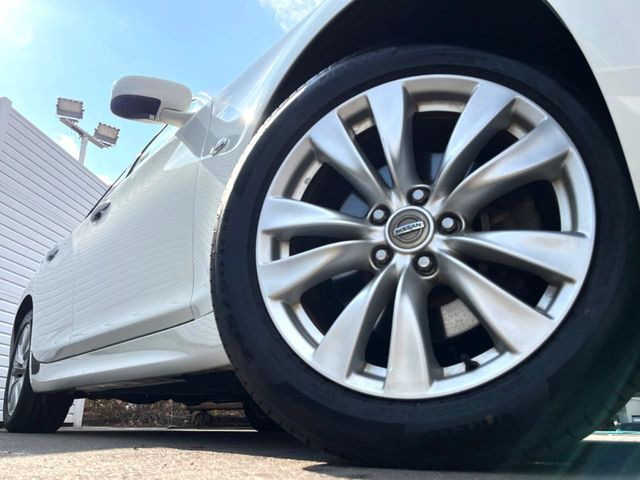 �y����18�C���`�A���~�z�C�[���z�O�ςɃ}�b�`���������A���~�z�C�[���𑕒����Ă���܂��B�e��ЊO�A���~�z�C�[����A�X�^�b�h���X�^�C�����戵�����Ă���܂��B���񂲑��k����������