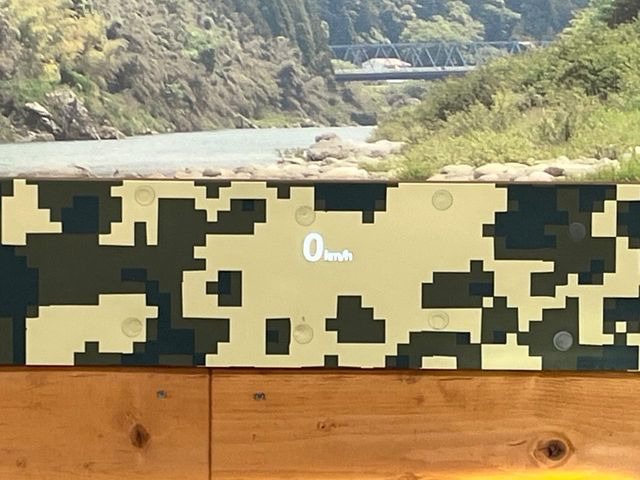 �y�w�b�h�A�b�v�f�B�X�v���C�z���݂̑��x�⑖�s�����f�W�^���\���ŉ^�]�ȑO���̃K���X�ɓ��e!�^�]���A�ڐ������炳���K�v�ȏ����m�F�ł���̂łƂ��Ă��֗��ň��S!