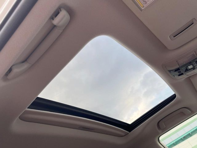 【サンルーフ】開放感たっぷりの希少装備、サンルーフが装着されています!車内に明かりを取り入れたり景色を楽しむ以外にも、車内の空気も簡単に換気できて快適です!
