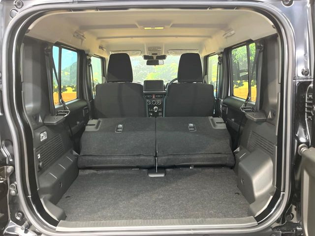 ���i�̂���������ʋ΁A���}���ɏ\���ȉ׎��X�y�[�X���m�ۂ��Ă���܂��B�Z�J���h�V�[�g��|���ƁA�傫�ȉו��̐ύڂ��\�ł���