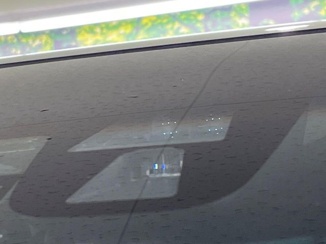 �y�z���_�Z���V���O�z���s���ɑO���̎ԗ�����F�����A�Փ˂������Ȏ��͌x��ƃu���[�L�ŏՓˉ���Ɣ�Q�y�����A�V�X�g�B�����S�Ƀh���C�u�����y���݂��������܂��B