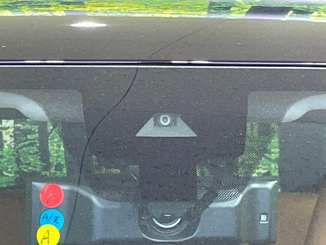 【インテリジェントエマージェンシーブレーキ】フロントカメラで前方の車両や歩行者を検知。衝突しそうな時は衝突被害軽減ブレーキが作動、衝突回避をサポート。より安全にドライブをお楽しみいただけます。