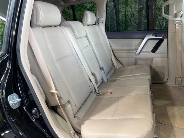 後部座席も気になるようなキズ・汚れやへたり等、大きなダメージはなく、良好な状態です。