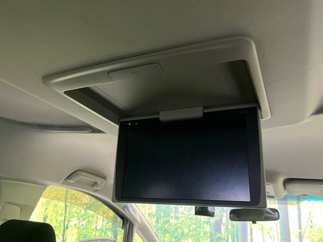 【後席モニター】家族や友人とお出かけする機会が多い方に大人気の後席モニターを装備!見やすい位置に画面がありテレビやDVDの視聴も快適!友達もお子様も、後席にしか乗らなくなるかも??