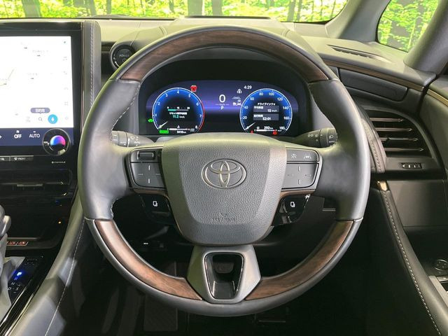 【ウッドコンビステアリング】高級感ある木目調パーツを採用した手に良く馴染むコンビハンドル。運転席廻りの雰囲気も一気に豪華になります!