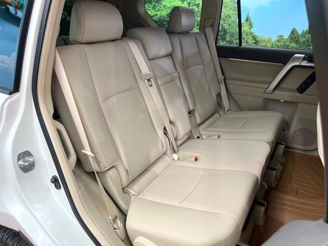 後部座席も気になるようなキズ・汚れやへたり等、大きなダメージはなく、良好な状態です。