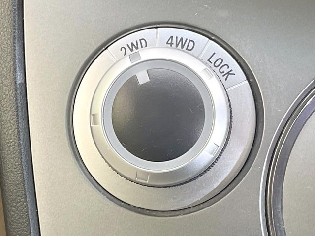 �y�h���C�u���[�h�Z���N�^�[�z�_�C������ŊȒP�Ƀ��[�h�ؑւ��\���R��d����2WD���[�h����A�ᓹ��{�i�I�ȃI�t���[�h�ł������4WD LOCK���[�h�܂ŁA���L���g�����ɑΉ����Ă��܂��B