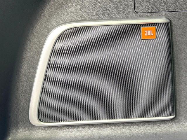 【JBLサウンドシステム】高品位サウンドシステムを搭載。専用のチューニングが施された大小様々なスピーカーから良質なサウンドが奏でられ、臨場感あふれる音響空間を演出します。
