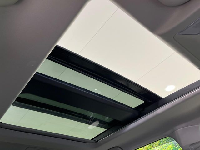【パノラマルーフ】大型のガラスルーフ搭載で車内の解放感が一気にアップ!開放的なドライブをお楽しみいただけます。