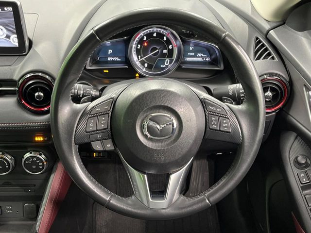 �C���e���A�ɍ��킹���f�U�C���̃X�e�A�����O�́A�^�]�������̂��Ƃ��l���A�^�]���₷���`��A�傫���ł��B�����x�A���ۂɐG���Ă��m���߂��������B