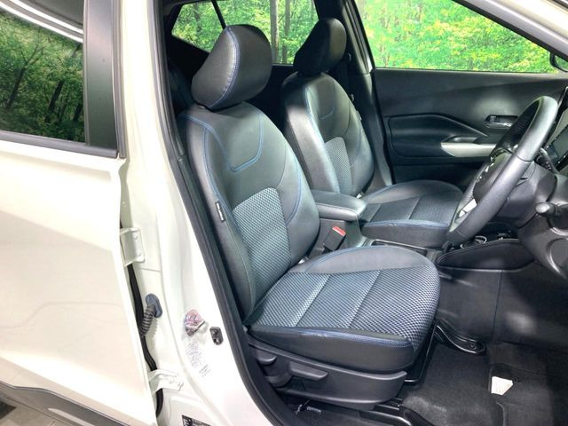 【ハーフレザーシート】高級感と座り心地を両立した人気のシート♪背面・座面のファブリック素材は、通気性の良さや滑りにくさに優れています。気温や服装に左右されず快適にお乗りいただけます。