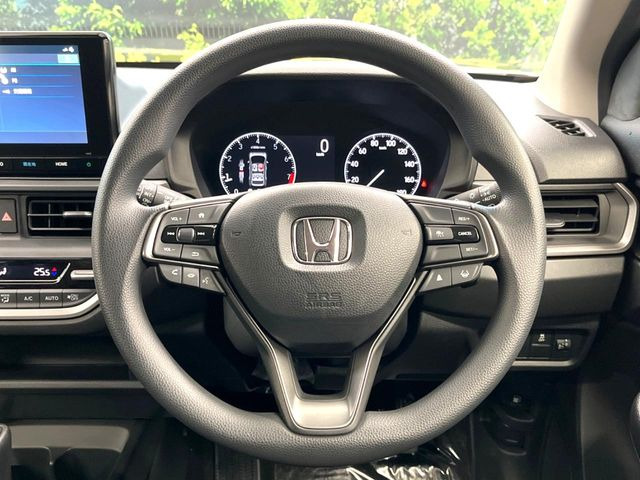 �C���e���A�ɍ��킹���f�U�C���̃X�e�A�����O�́A�^�]�������̂��Ƃ��l���A�^�]���₷���`��A�傫���ł��B�����x�A���ۂɐG���Ă��m���߂��������B