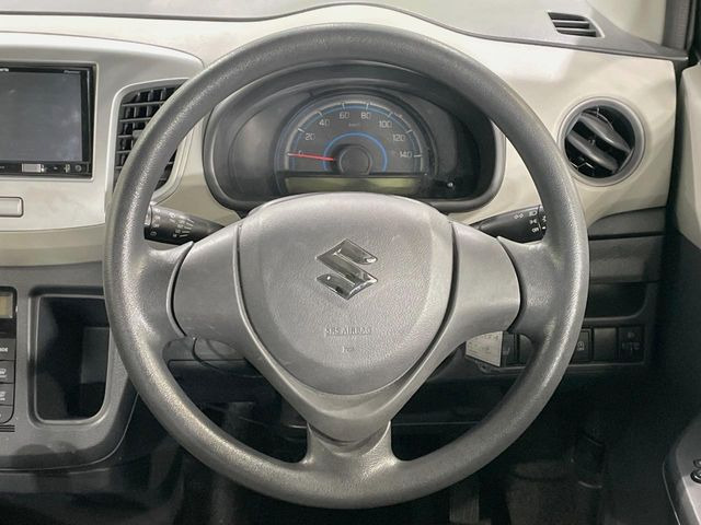 �C���e���A�ɍ��킹���f�U�C���̃X�e�A�����O�́A�^�]�������̂��Ƃ��l���A�^�]���₷���`��A�傫���ł��B�����x�A���ۂɐG���Ă��m���߂��������B