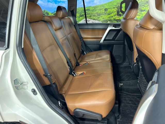 後部座席も気になるようなキズ・汚れやへたり等、大きなダメージはなく、良好な状態です。