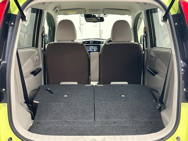 ���i�̂���������ʋ΁A���}���ɏ\���ȉ׎��X�y�[�X���m�ۂ��Ă���܂��B�Z�J���h�V�[�g��|���ƁA�傫�ȉו��̐ύڂ��\�ł���