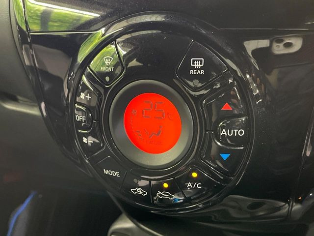 【オートエアコン】一度お好みの温度に設定すれば、車内の温度を検知し風量や温度を自動で調整。暑い&hellip;寒い&hellip;と何度もスイッチ操作をする必要はありません。快適な車内空間には必須の機能ですね♪