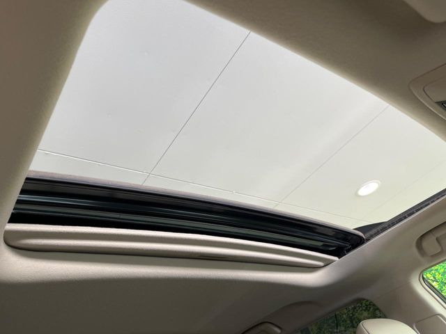 【サンルーフ】開放感たっぷりの希少装備、サンルーフが装着されています!車内に明かりを取り入れたり景色を楽しむ以外にも、車内の空気も簡単に換気できて快適です!