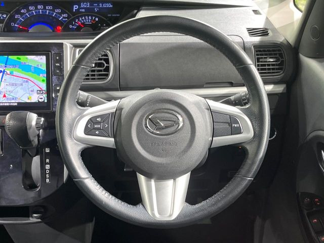 �C���e���A�ɍ��킹���f�U�C���̃X�e�A�����O�́A�^�]�������̂��Ƃ��l���A�^�]���₷���`��A�傫���ł��B�����x�A���ۂɐG���Ă��m���߂��������B