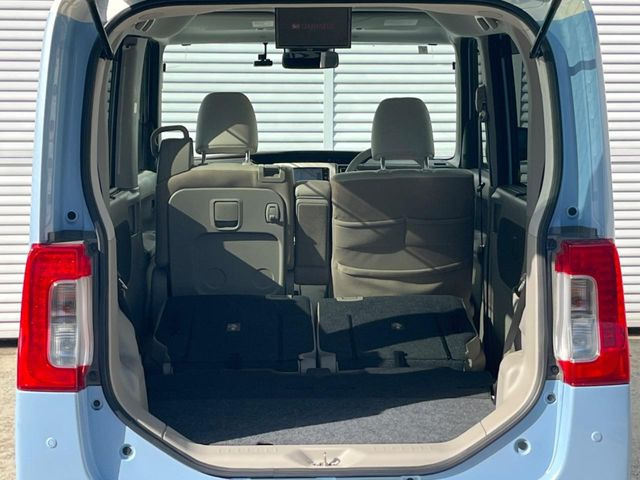 後席を格納すると、これだけの広さが!シーンに合わせたシートアレンジで、大きな荷物も積むことが出来ます♪