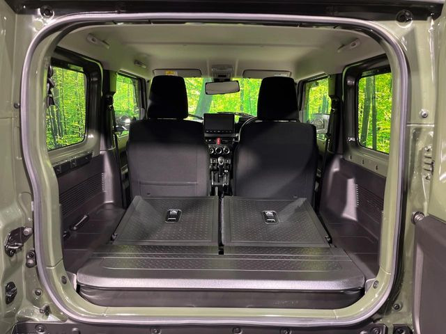 ���i�̂���������ʋ΁A���}���ɏ\���ȉ׎��X�y�[�X���m�ۂ��Ă���܂��B�Z�J���h�V�[�g��|���ƁA�傫�ȉו��̐ύڂ��\�ł���