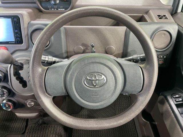 �C���e���A�ɍ��킹���f�U�C���̃X�e�A�����O�́A�^�]�������̂��Ƃ��l���A�^�]���₷���`��A�傫���ł��B�����x�A���ۂɐG���Ă��m���߂��������B