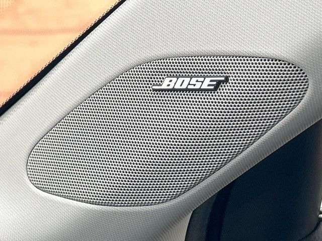 【BOSEサウンドシステム】メーカーオプションの高品位サウンドシステムを搭載。専用のチューニングが施された大小様々なスピーカーから良質なサウンドが奏でられ、臨場感あふれる音響空間を演出します。