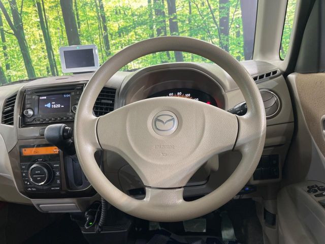 �C���e���A�ɍ��킹���f�U�C���̃X�e�A�����O�́A�^�]�������̂��Ƃ��l���A�^�]���₷���`��A�傫���ł��B�����x�A���ۂɐG���Ă��m���߂��������B