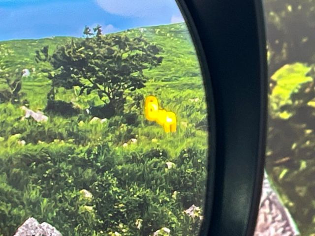 【ブラインドスポットモニター】走行中、ドアミラーの死角になりやすい箇所に後続車が接近するとサイドミラーのレンズに警告を表示!ドライバーに注意喚起をしてくれます。