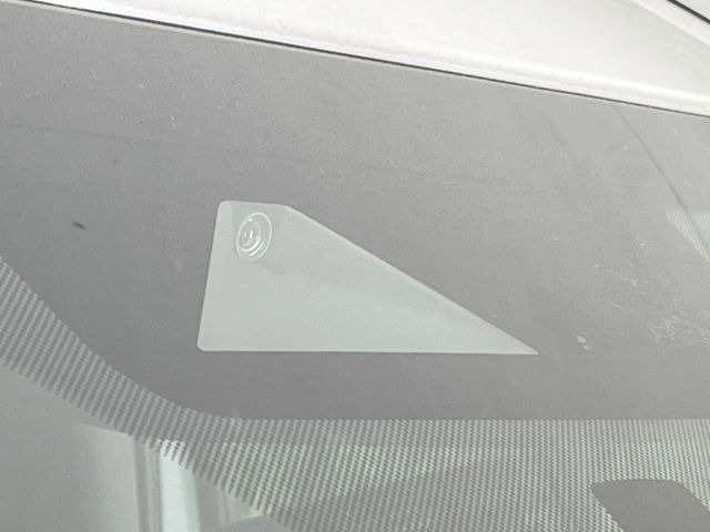 【三菱e-Assist】走行中に前方の車両等を認識し、衝突しそうな時は警報とブレーキで衝突回避と被害軽減をアシスト。より安全にドライブをお楽しみいただけます。