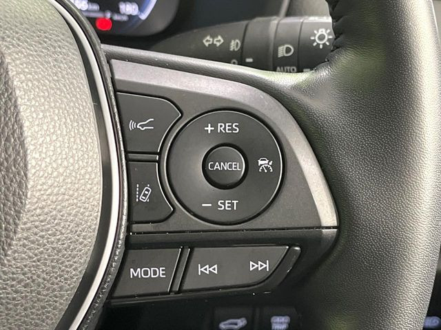 【レーダークルーズコントロール】高速道路での長距離走行が楽に!!自動で速度を保つクルーズコントロールが、衝突軽減システムと連携し、前方の車両を感知して車間を保つように速度調節してくれます!!