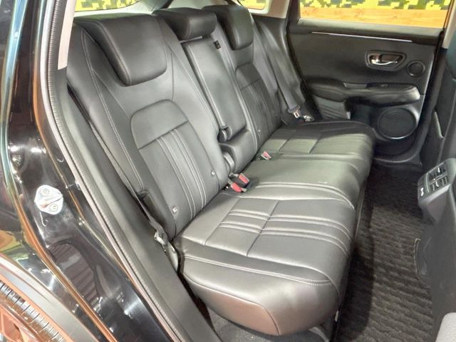 広々とした2列目シートは居住性が高く、居心地も快適!友達や家族とのお出かけにぴったりです。ベビーシートやチャイルドシート使用時も快適にお過ごしいただける十分な空間を確保しています。