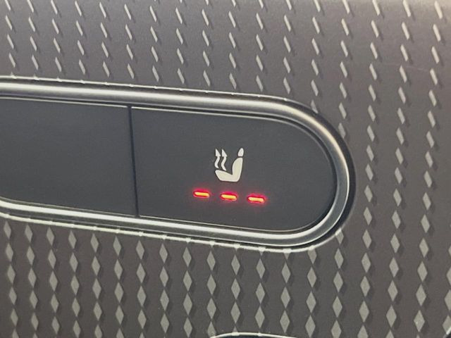 ●フロントシートヒーティング:運転席・助手席共に三段階で調節が可能なシートヒーターを装備しております。季節を問わず快適にご使用いただけます。