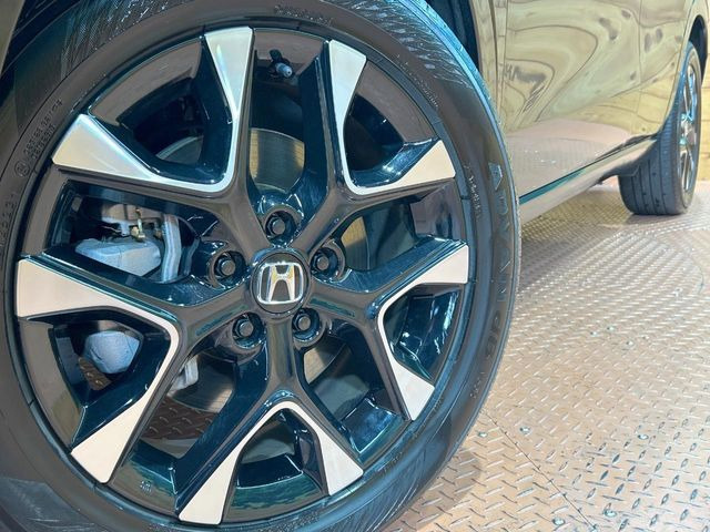 【純正18インチアルミホイール】外観にマッチした純正アルミホイールを装着しております。各種社外アルミホイールや、スタッドレスタイヤも取扱いしております。是非ご相談ください♪