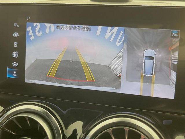 ●パノラミックビューモニター:専用のカメラにより、上から見下ろしたような視点で360度クルマの周囲を確認することができます☆死角部分も確認しやすく、狭い場所での切り返しや駐車もスムーズに行えます。