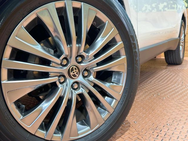 【純正19インチアルミホイール】外観にマッチした純正アルミホイールを装着しております。各種社外アルミホイールや、スタッドレスタイヤも取扱いしております。是非ご相談ください♪