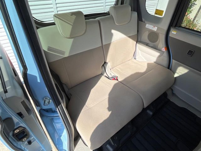 広々とした2列目シートは居住性が高く、居心地も快適!友達や家族とのお出かけにぴったりです。ベビーシートやチャイルドシート使用時も快適にお過ごしいただける十分な空間を確保しています。