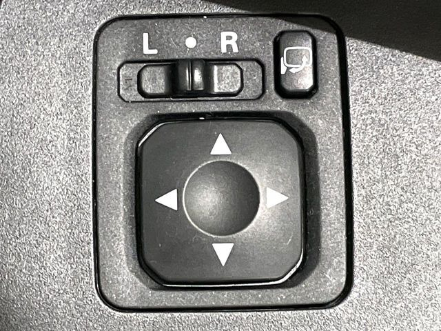 �y�d���i�[�~���[�z�T�C�h�~���[�͓d���i�[���ƂȂ��Ă���A�������ԏ�ł��L�Y�������X�N��}�����܂��B