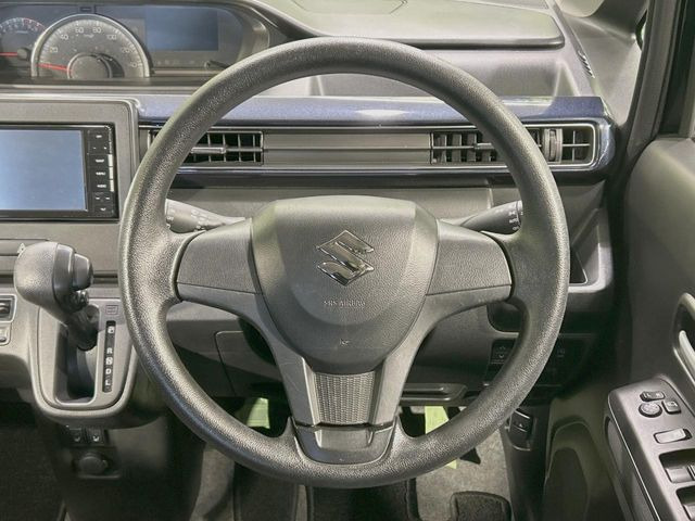 �C���e���A�ɍ��킹���f�U�C���̃X�e�A�����O�́A�^�]�������̂��Ƃ��l���A�^�]���₷���`��A�傫���ł��B�����x�A���ۂɐG���Ă��m���߂��������B