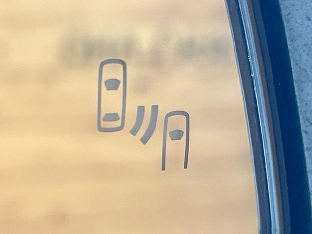 【ブラインドスポットモニター】走行中、ドアミラーの死角になりやすい箇所に後続車が接近するとサイドミラーのレンズに警告を表示!ドライバーに注意喚起をしてくれます。