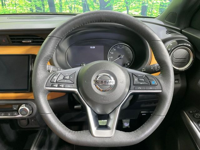 【純正革巻きステアリング】上質な革を使用することで、手にしっかり馴染みとても運転しやすいハンドルです♪