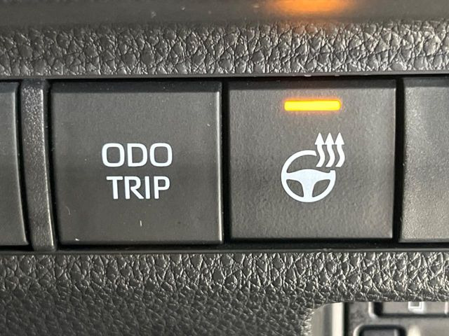 【ステアリングヒーター】冬場に冷たくなりやすい革巻きステアリングを、スイッチ一つで素早く適温に!エアコンよりも早く温まってくれるので、寒い日の運転も快適になりますね♪